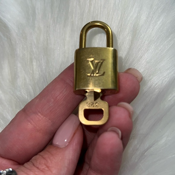 Louis Vuitton LV Gold Padlock Lock & Key 328 - Picture 4 of 7
